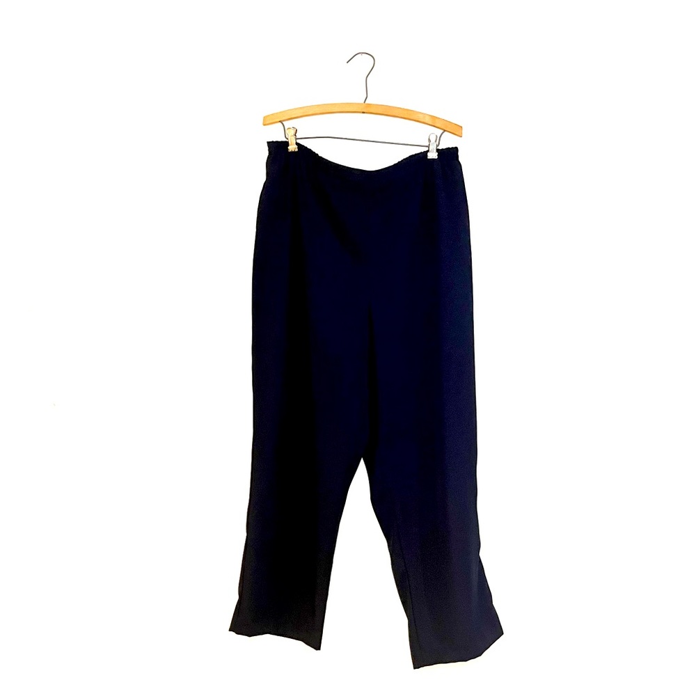Claire France exclusif Navy blue pants with an elastic and adjustable waist. 16